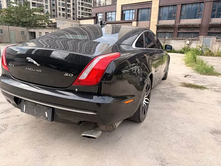 Jaguar XJ
