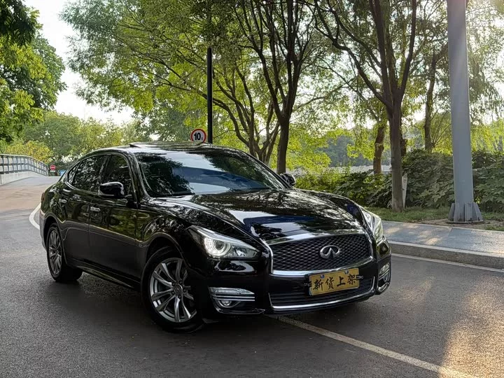 Infiniti Q70