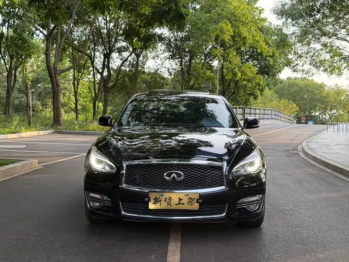 Infiniti Q70