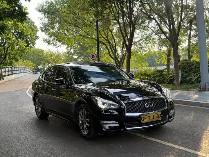 Infiniti Q70