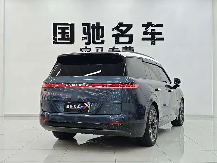 Lynk & Co 900