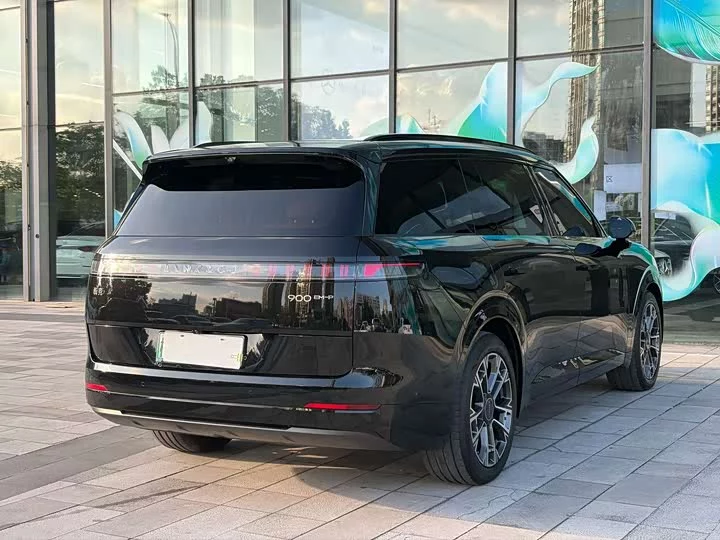 Lynk & Co 900