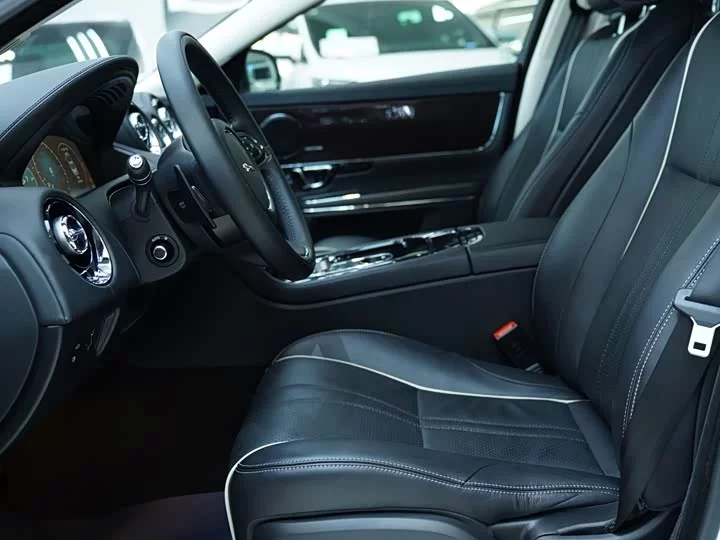 Jaguar XJ