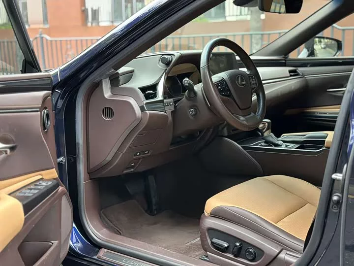 Lexus ES