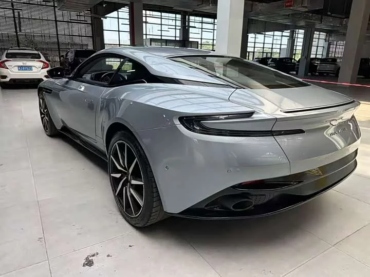 Aston Martin DB11