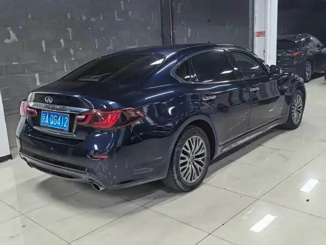 Infiniti Q70