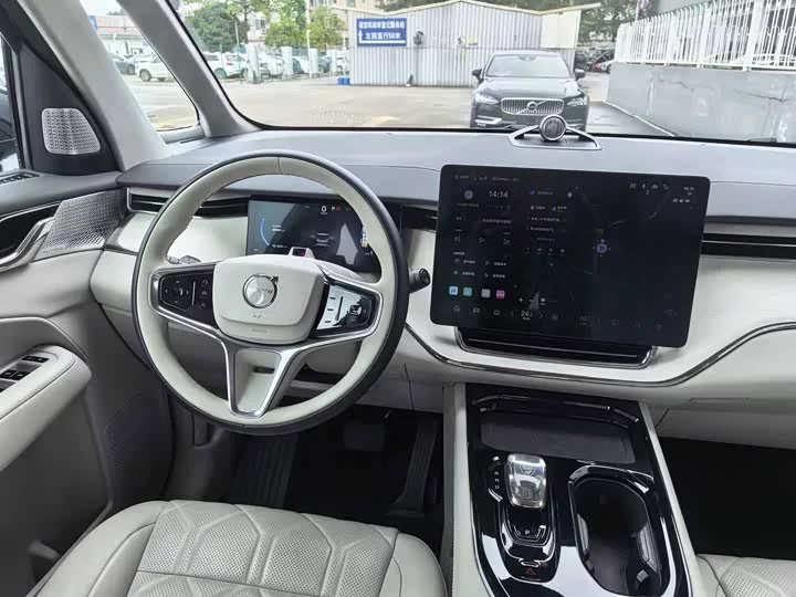 Volvo EM90