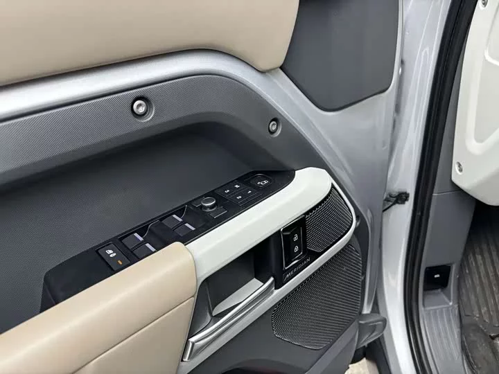 Land Rover guard