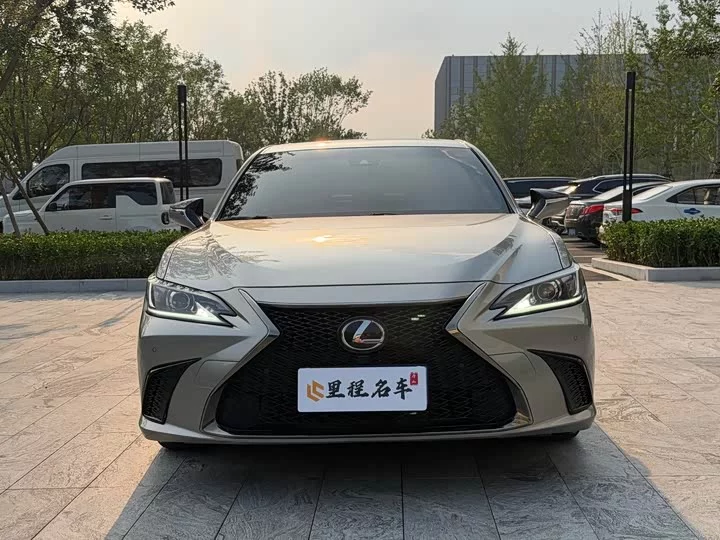 Lexus ES