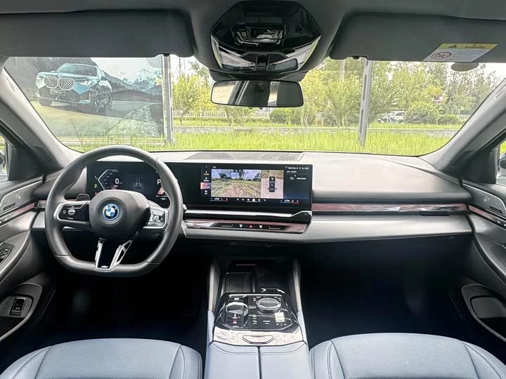 BMW i5