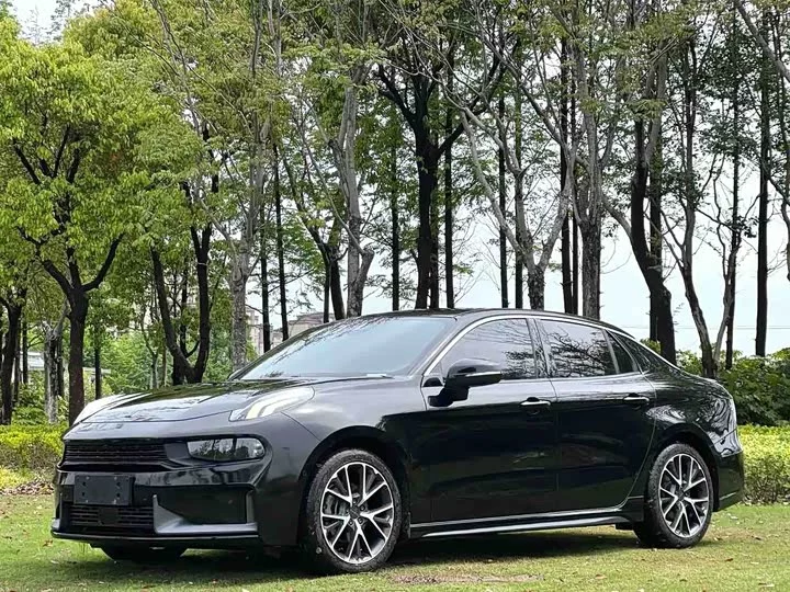 Lynk & Co 03