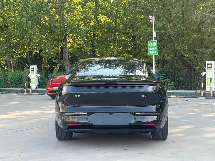 ZEEKR 007