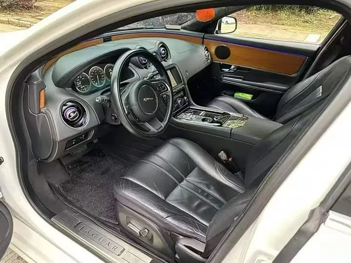 Jaguar XJ