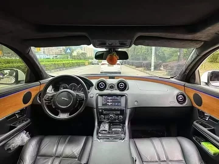 Jaguar XJ