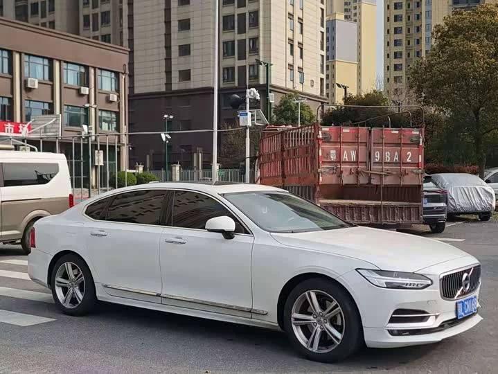 Volvo S90