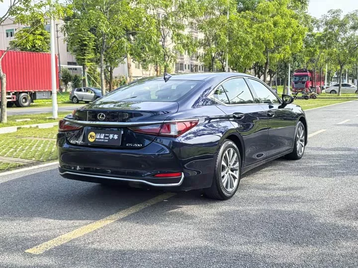 Lexus ES