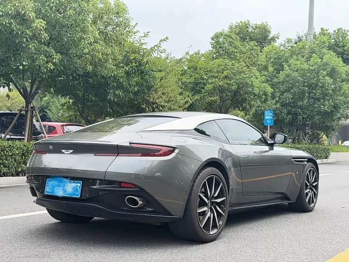 Aston Martin DB11