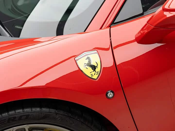 ferrari F8