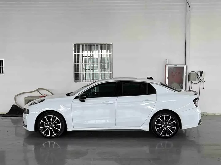 Lynk & Co 03