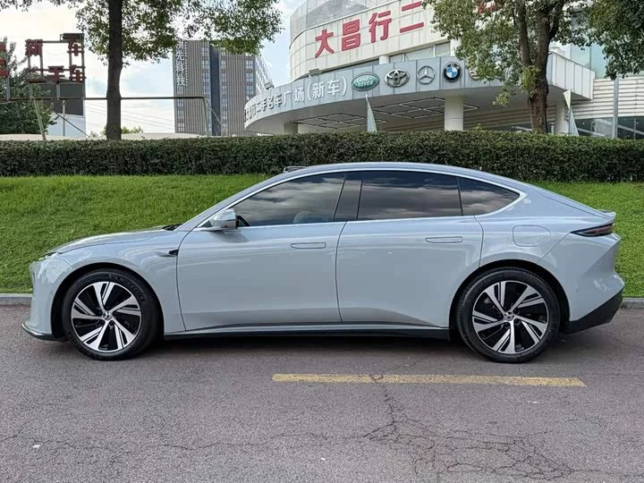 NIO ET5