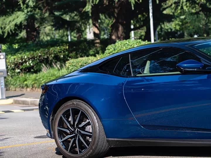 Aston Martin DB11