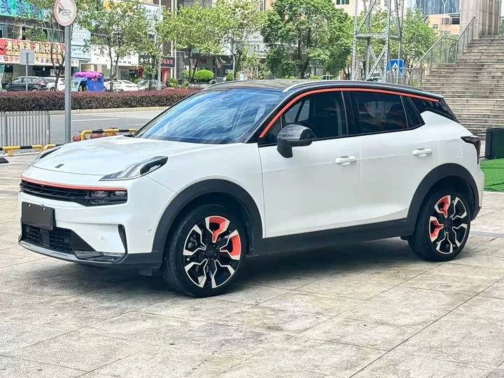 Lynk & Co 06