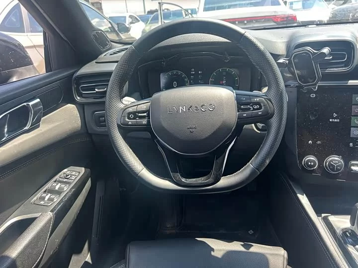 Lynk & Co 03