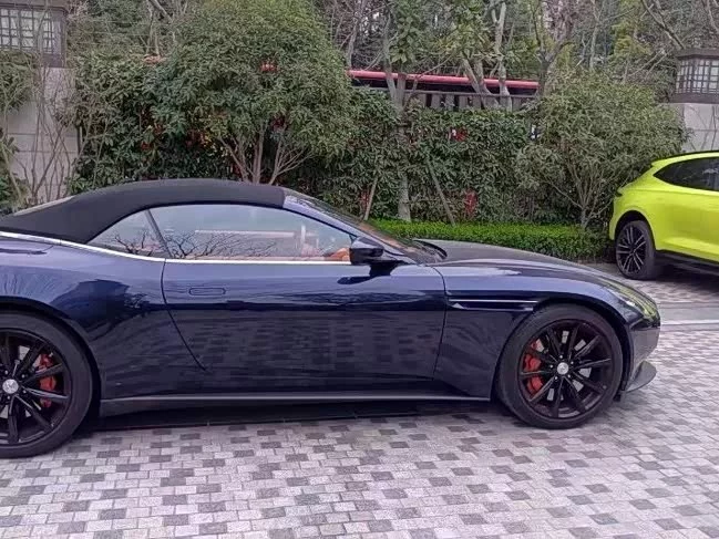 Aston Martin DB11