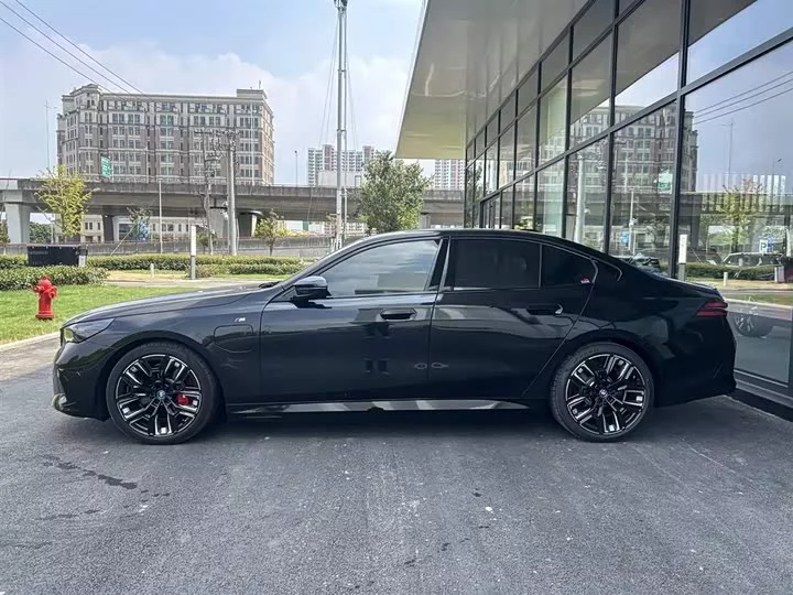 BMW i5 M60