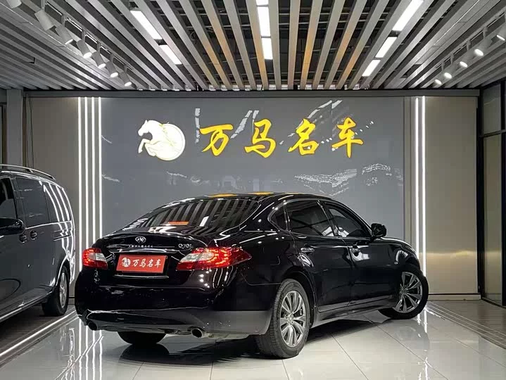 Infiniti Q70