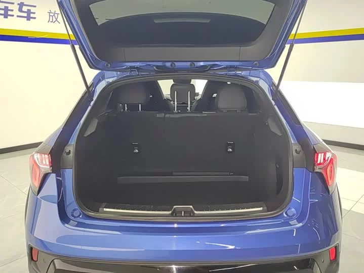 Lynk & Co 02