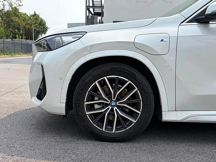 BMW iX1