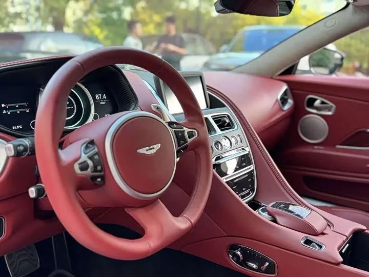 Aston Martin DB11