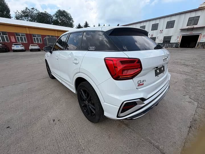 Audi Q2L