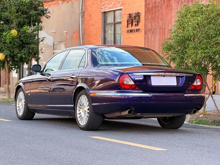 Jaguar XJ