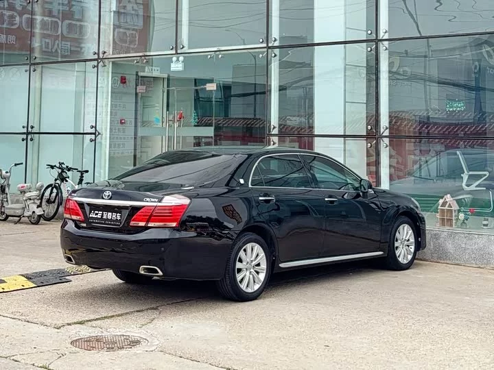 Toyota crown