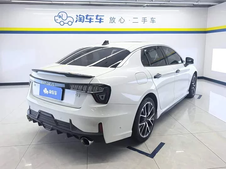 Lynk & Co 03