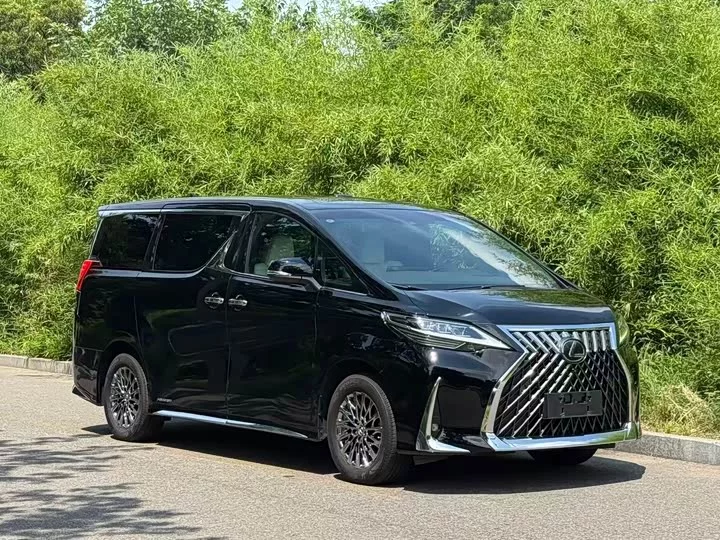Lexus LM
