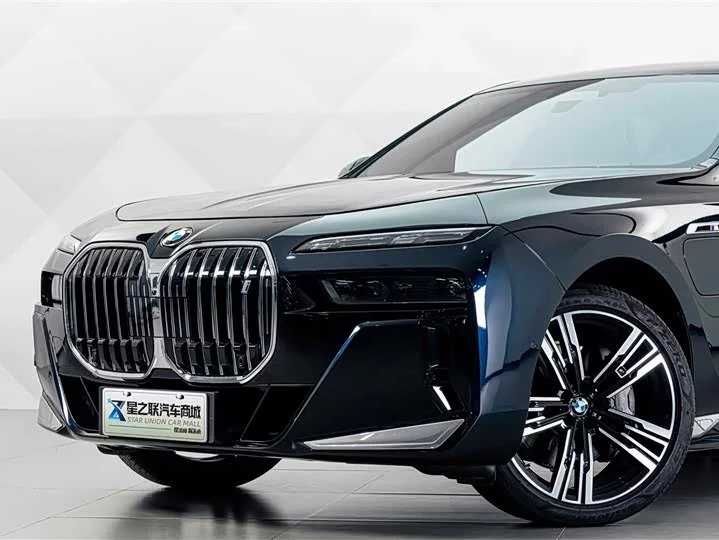 BMW i7