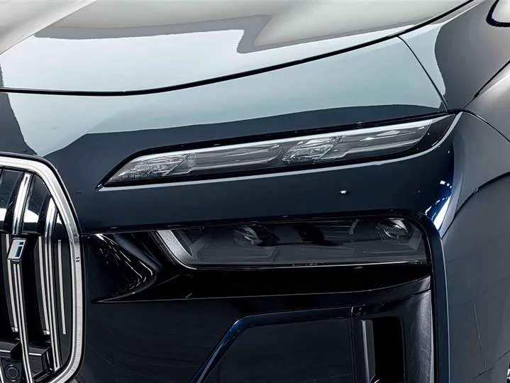 BMW i7