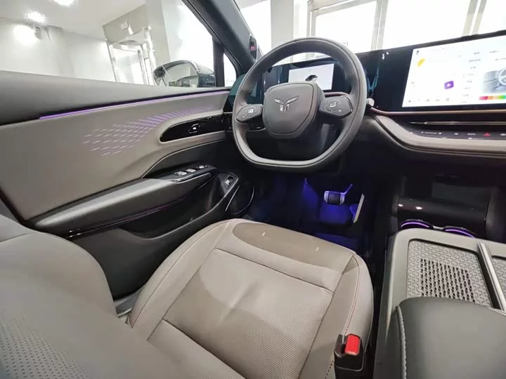 Hongqi EH7