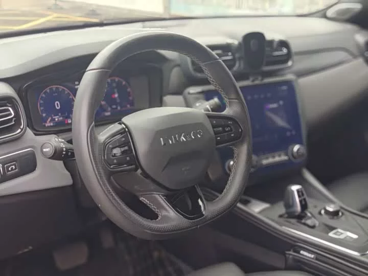 Lynk & Co 03