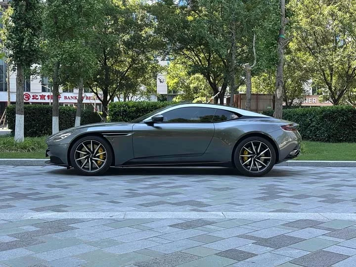 Aston Martin DB11