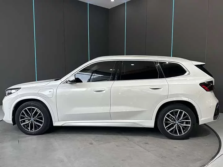 BMW iX1