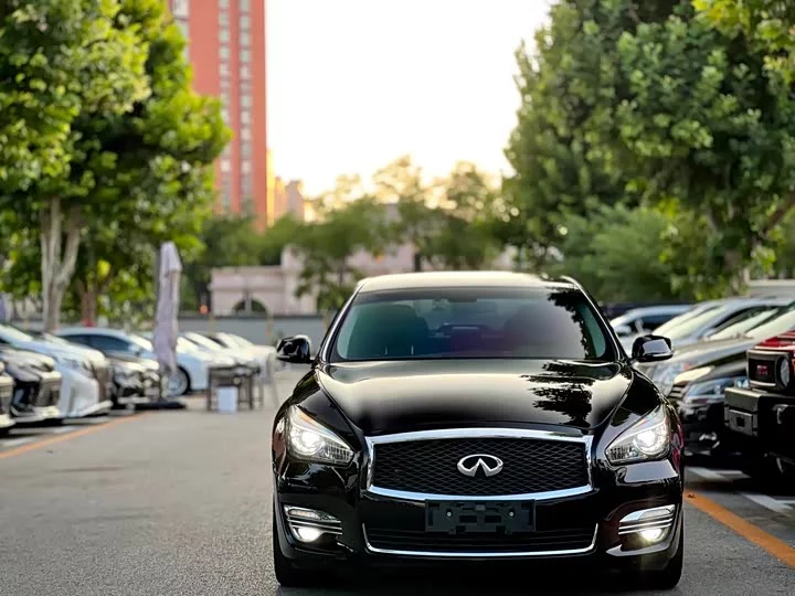 Infiniti Q70