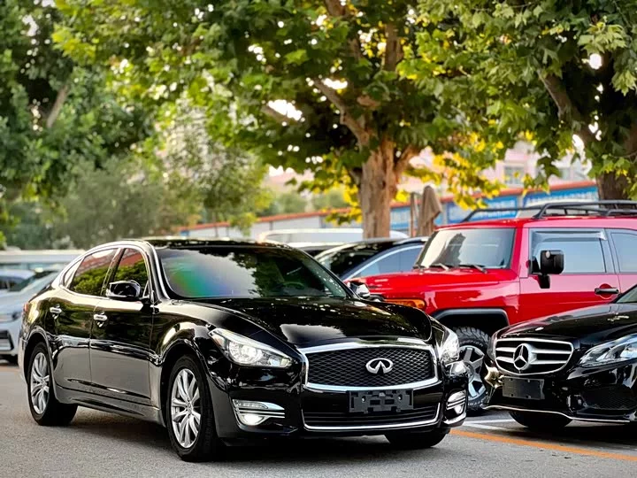 Infiniti Q70