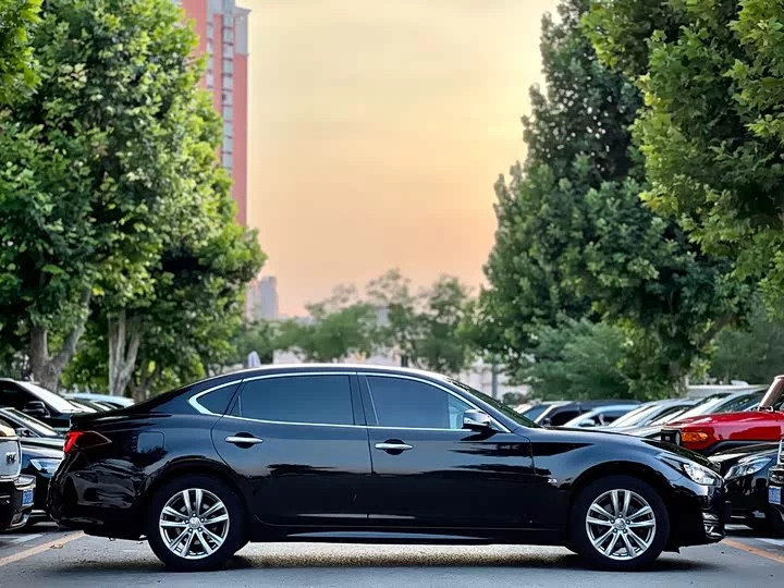 Infiniti Q70