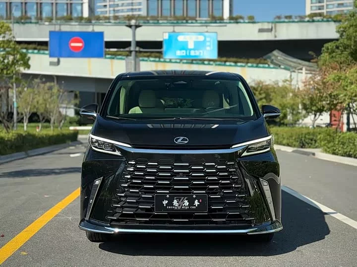 Lexus LM