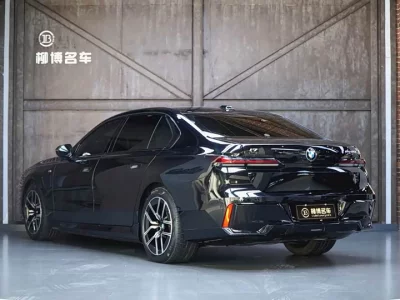 BMW i7