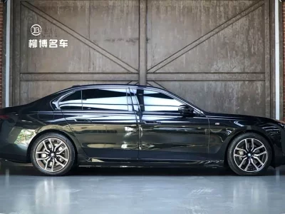 BMW i7